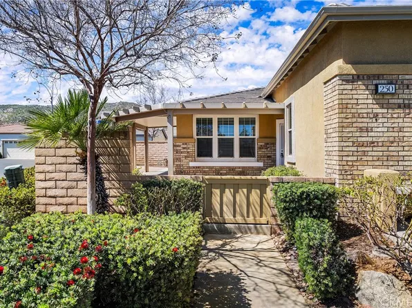 250 Lakewood Ln, Hemet, CA 92545