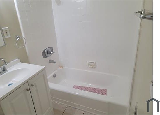 2nd image of 922 W 84th St APT 6