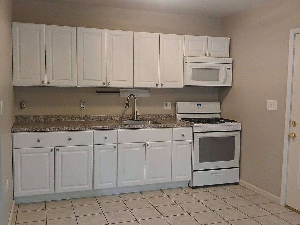 1st image of 208 Oakmoor Ave #D1