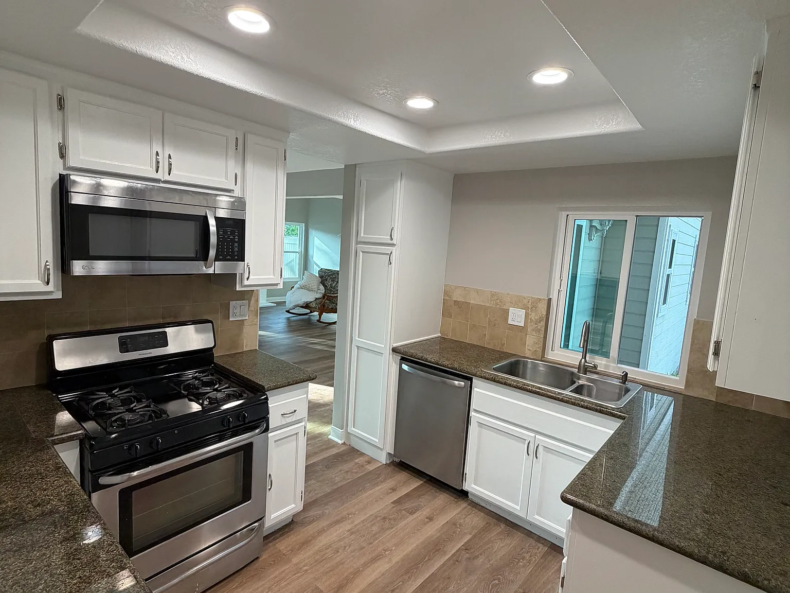 3 bed, 1270 sqft, $4,200 — Photo 3