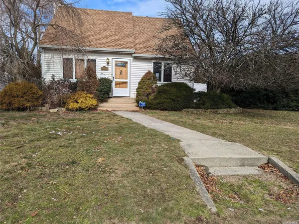 65 Peters Lane, North Babylon, NY 11703