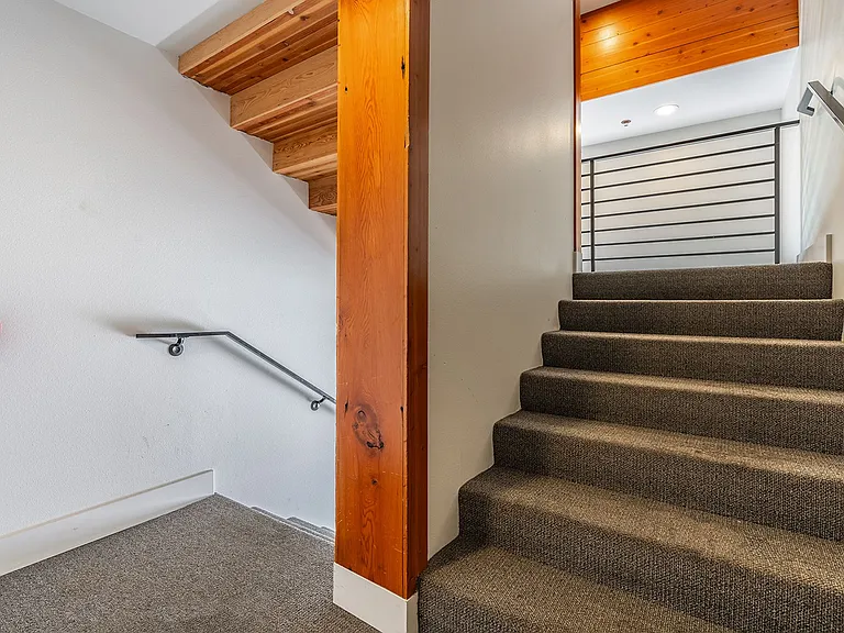 1722 Summit — Photo 16