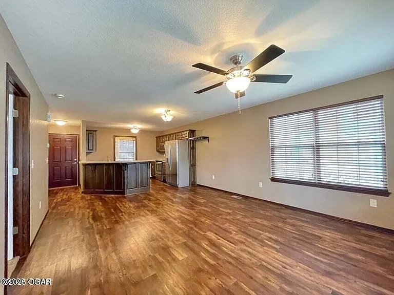 2830 S Pearl Ave — Photo 2