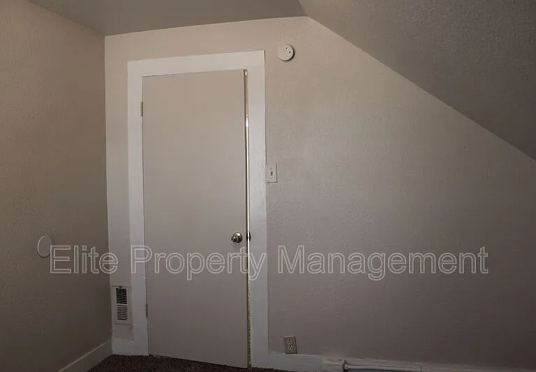 1026 W 13th St — Photo 16