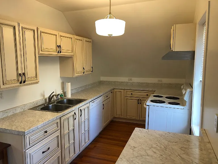 40 E Barrows St #3 — Photo 1