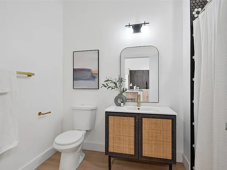 400 E Locust St #213 — Photo 12