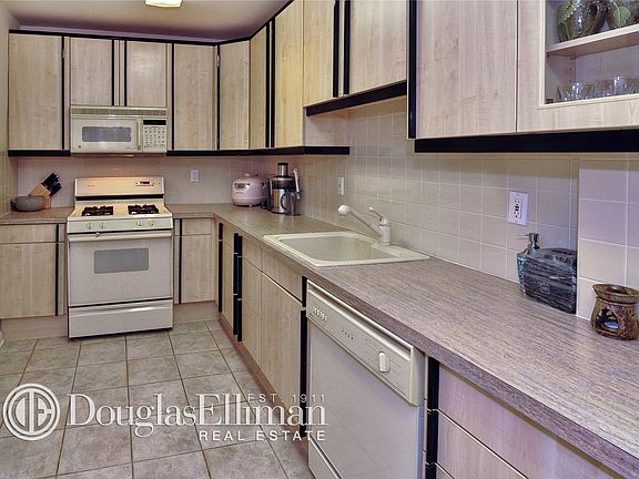5th image of 16625 Powells Cove Blvd APT 1H