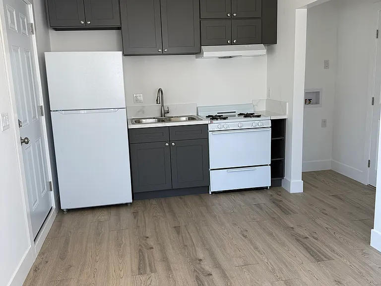 1204 S Spruce St — Photo 4