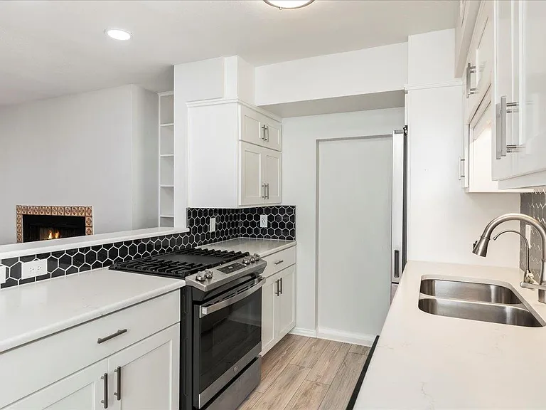 505 W 7th St #313 — Photo 8