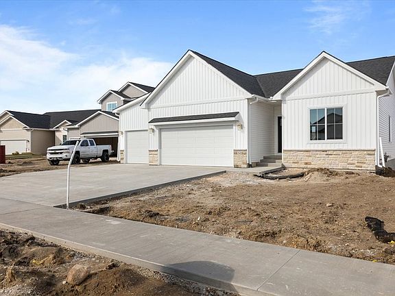 2nd image of 305 NW Lavelle Ct