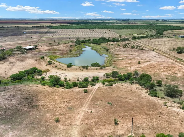 253 County Road 135, Floresville, TX 78114