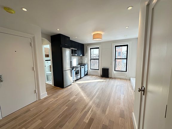 3rd image of 438 Putnam Ave APT 3