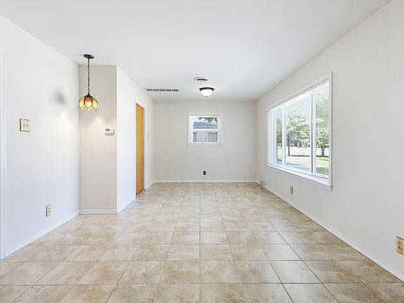4th image of 203 S Lindale Ln