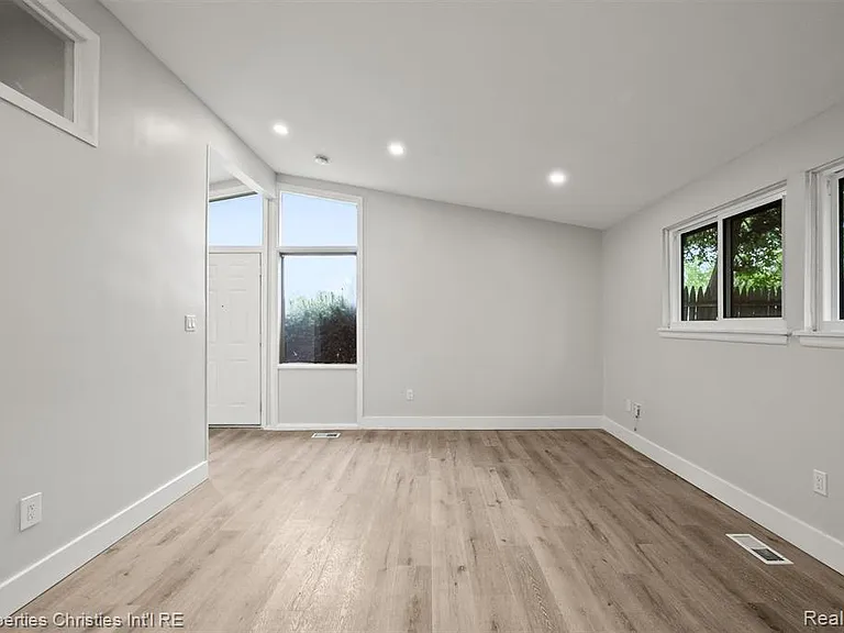 29464 Fairfax St — Photo 5