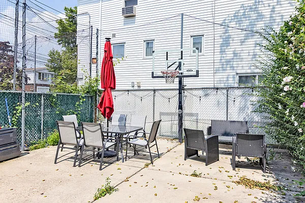 Sold by Remax Edge | media 37