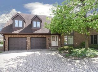 46 Queens Ct, Westchester, IL 60154