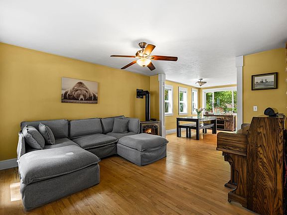 3rd image of 707 Forest Ave