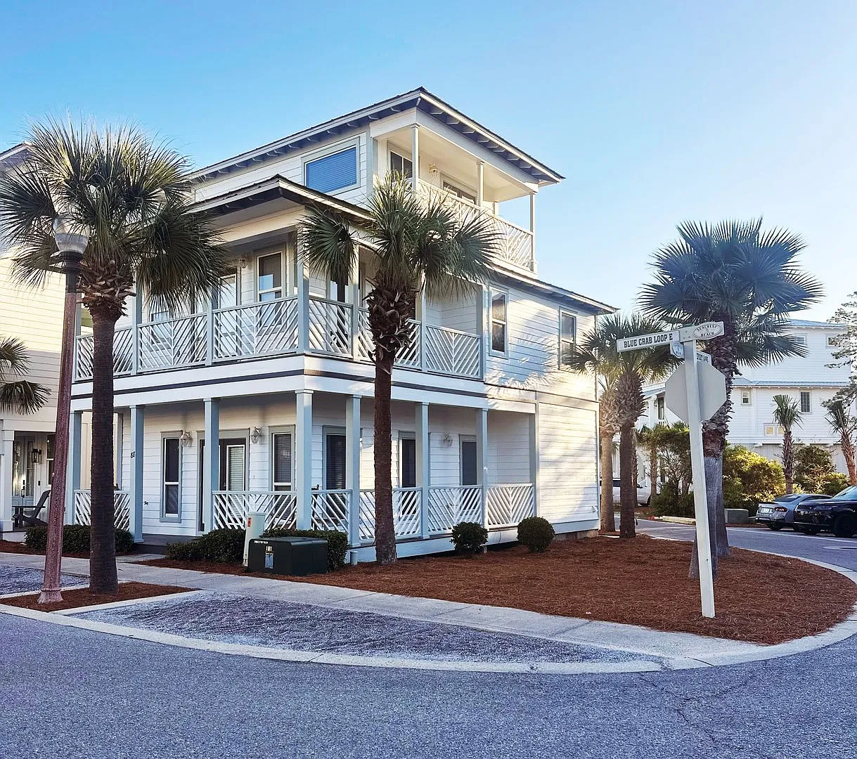 Perfect for large families or multiple friends! 5 bedroom house located close to tram pickup and ... — Photo 1
