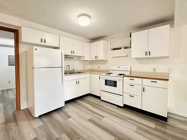 318 E 6th St — Photo 5
