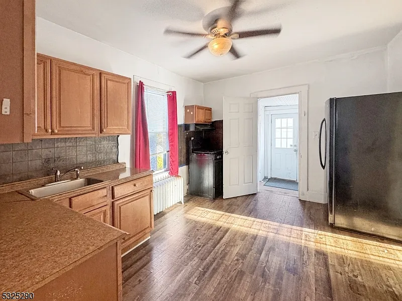 4 bed, 1.0 bath, $1,495 — Photo 2
