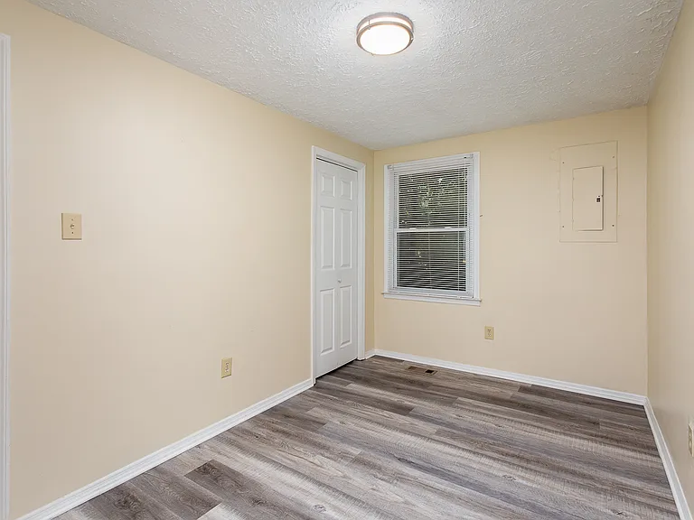 3131 Vestal Pl — Photo 10