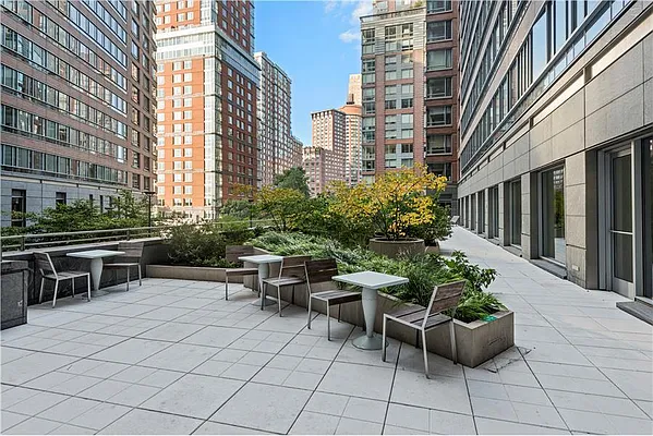 Rented by R New York | media 19