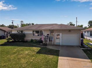 84 Cresthaven Dr, West Seneca, NY 14224