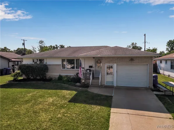 84 Cresthaven Dr, West Seneca, NY 14224