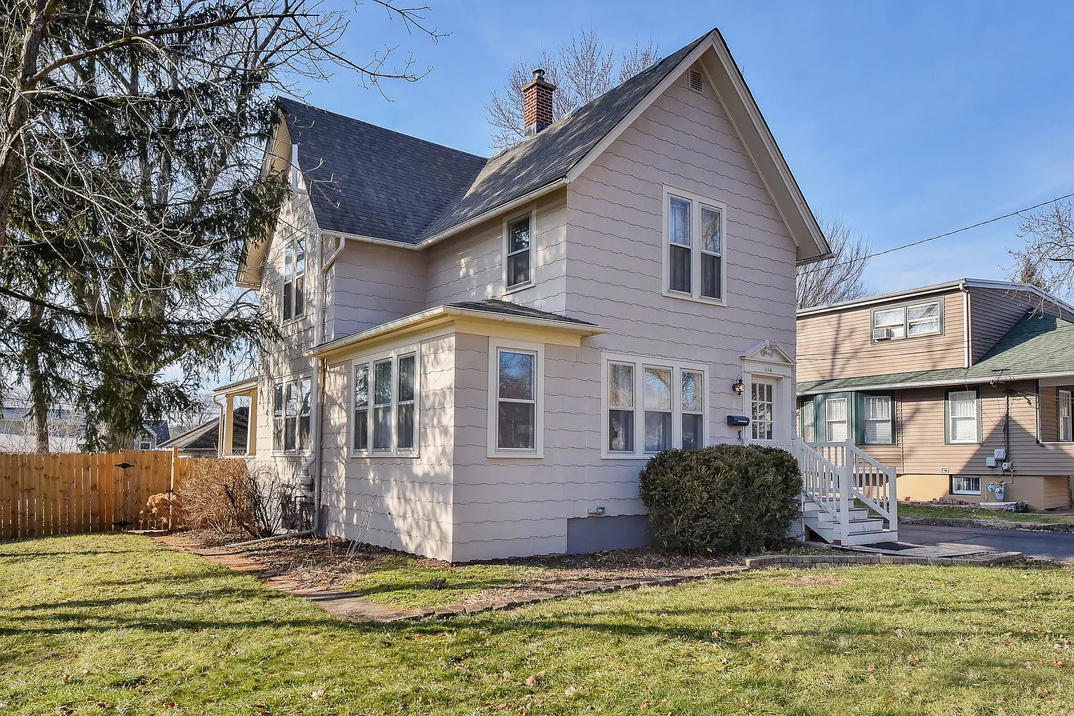 1114 Hill Ave photo 1
