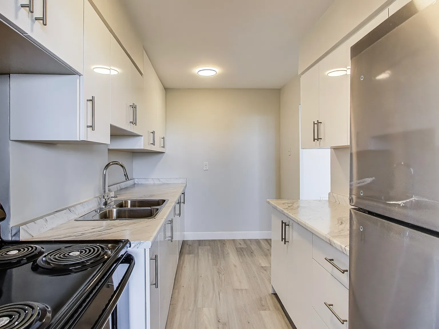 65 Thorncliffe Park Drive Toronto — Photo 3
