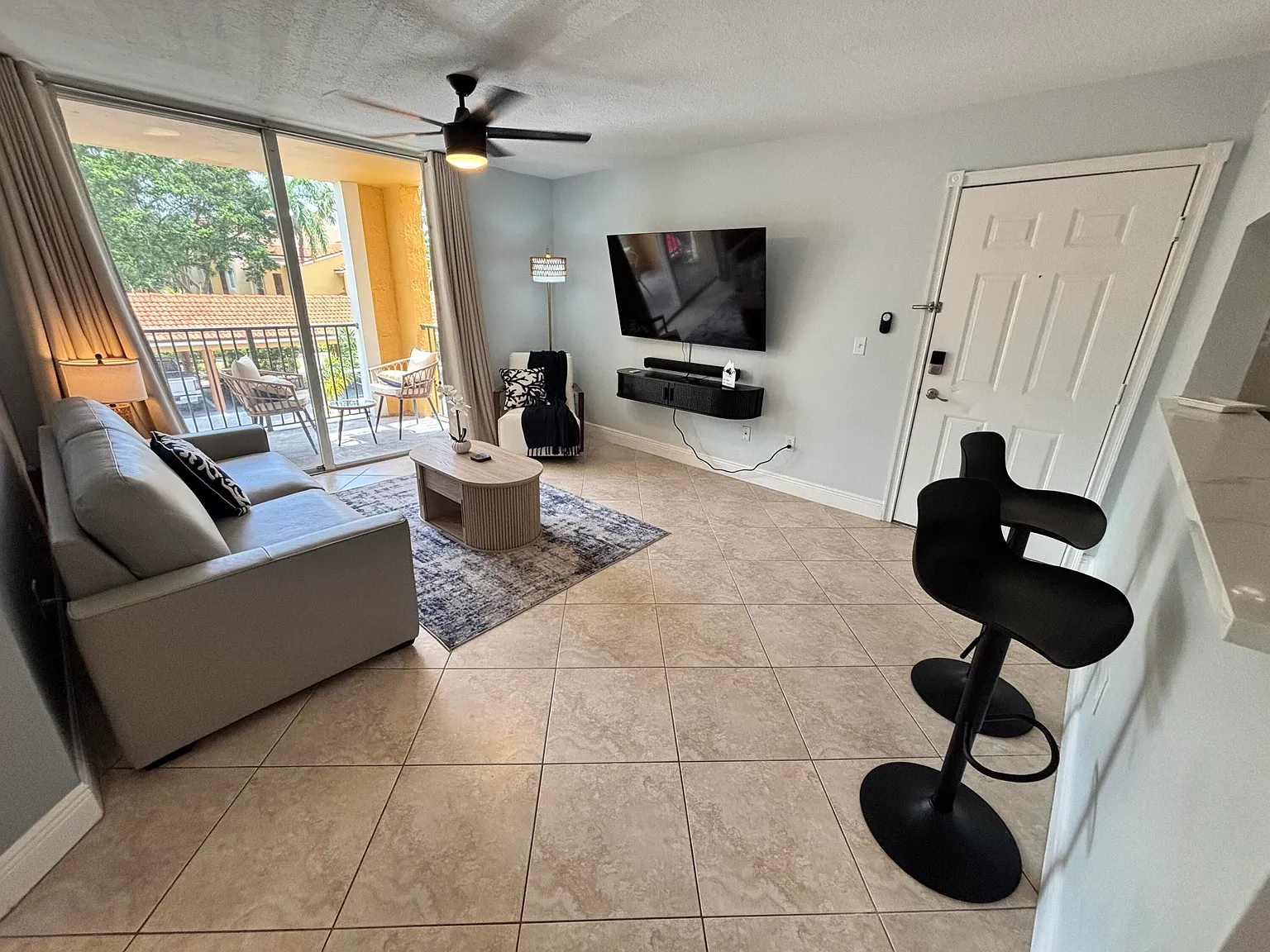 2 bed, 1.0 bath, 922 sqft, $4,800 — Photo 2