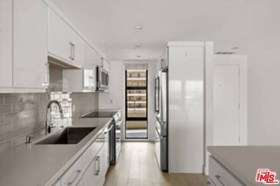 4316 Marina City Dr — Photo 3