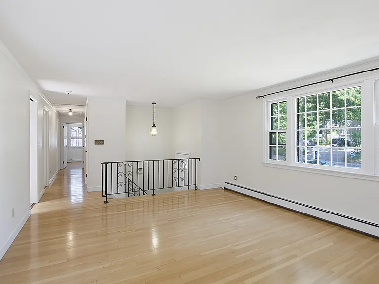 37 Woodbury Rd — Photo 16