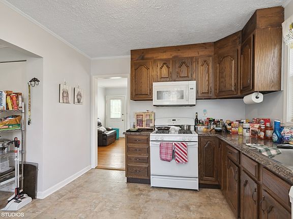 5th image of 281 N Slusser St