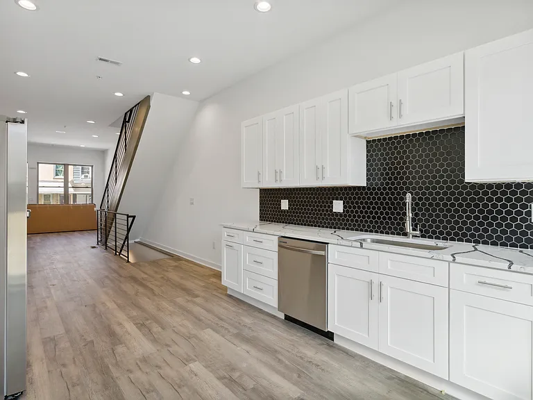 721 N De Kalb St — Photo 8
