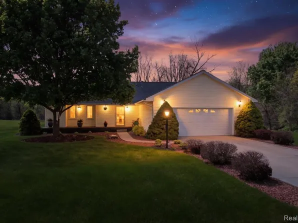 8336 Rondale Dr, Grand Blanc, MI 48439