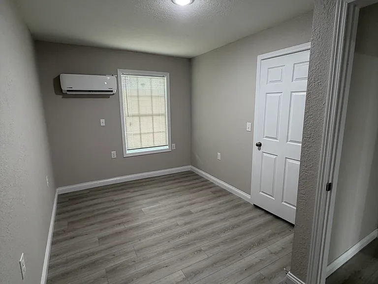 146 Roberts St — Photo 12