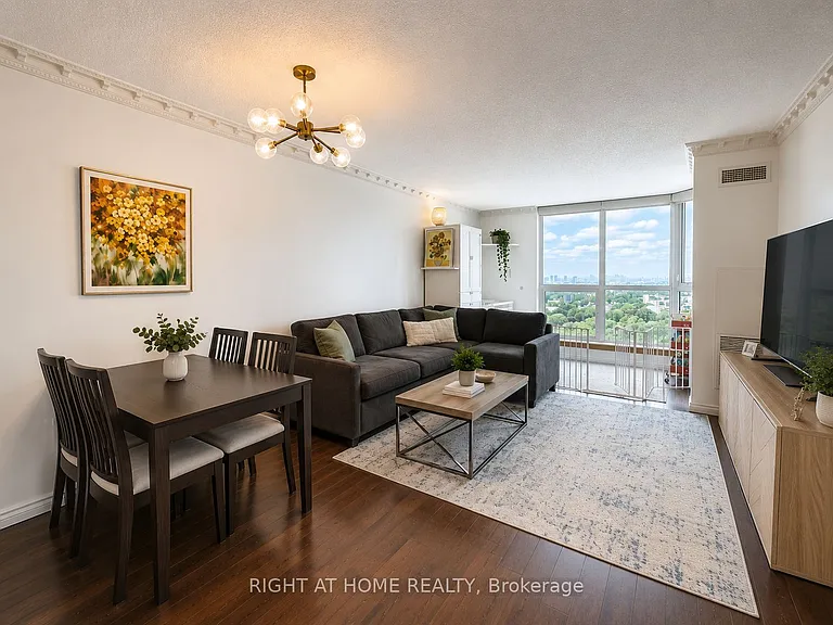 1055 Bay St #Penthouse 12 — Photo 1