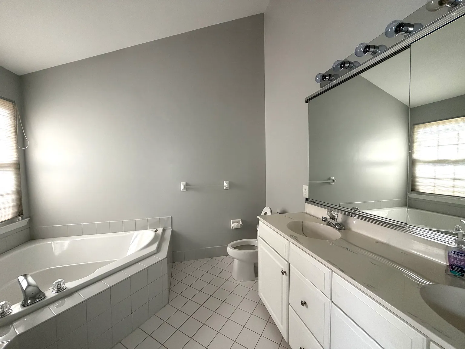 3 bed, 2.5 bath, 1996 sqft, $3,700 — Photo 4