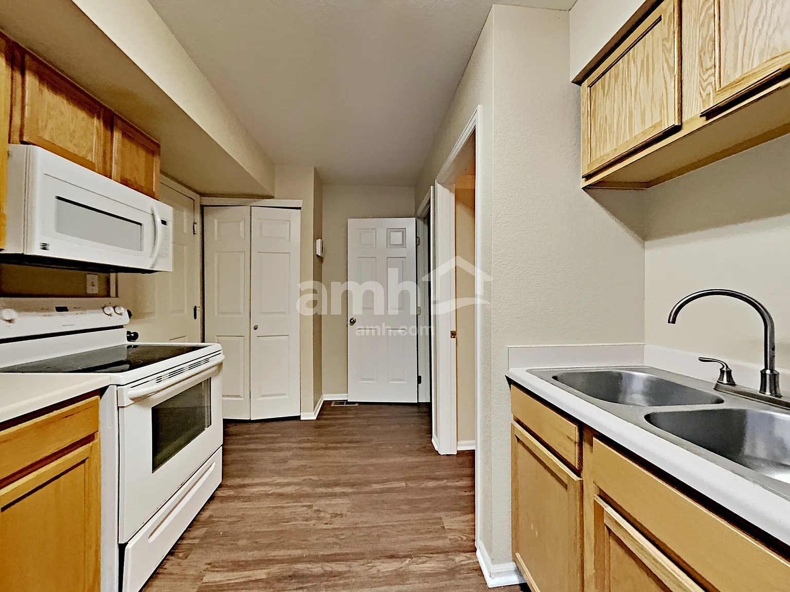 3 bed, 2.5 bath, 1284 sqft, $2,505 — Photo 3