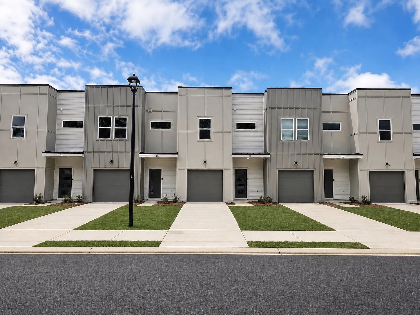 3 bed, 2.5 bath, 1800 sqft, $1,899 — Photo 1
