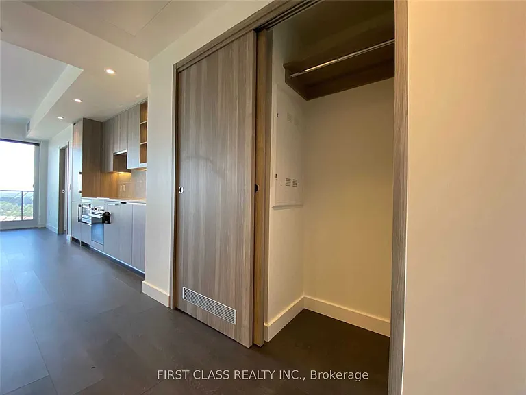 85 McMahon Dr #1811 — Photo 9