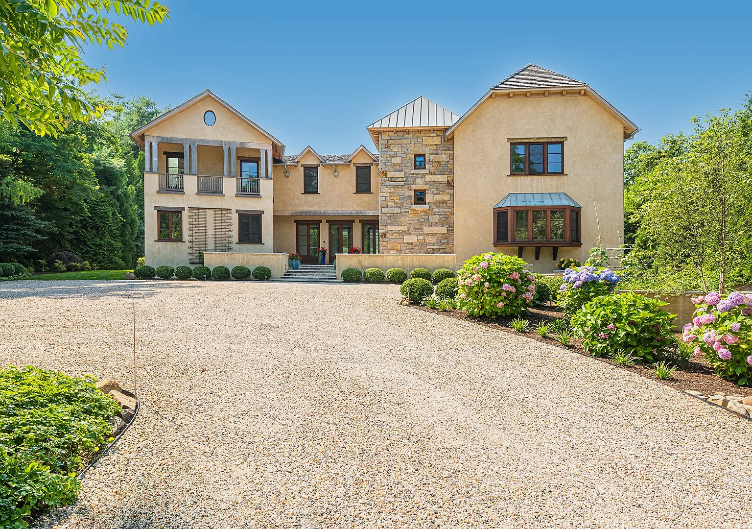 Astounding Compound In Atterbury Hills — Photo 3