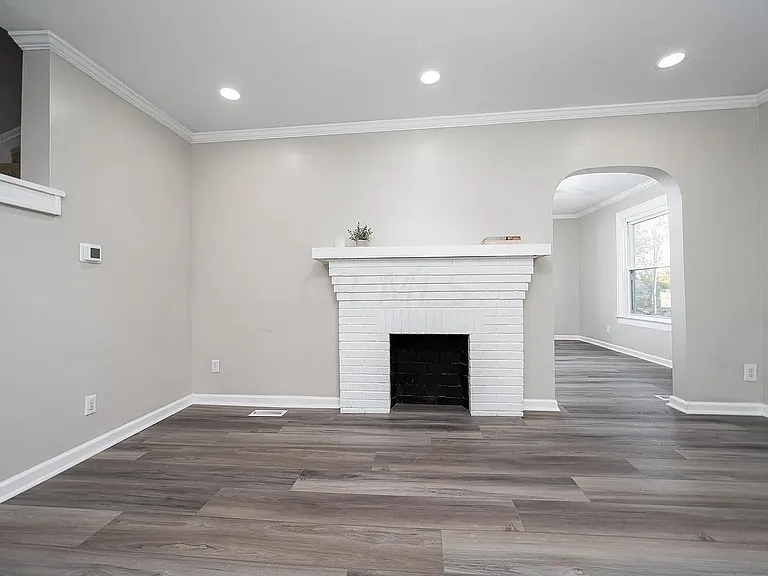 1132 Peters Ave — Photo 2