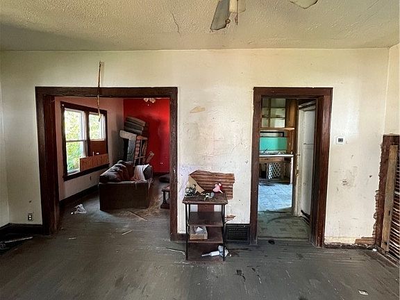 2nd image of 3911 Daisy Ave