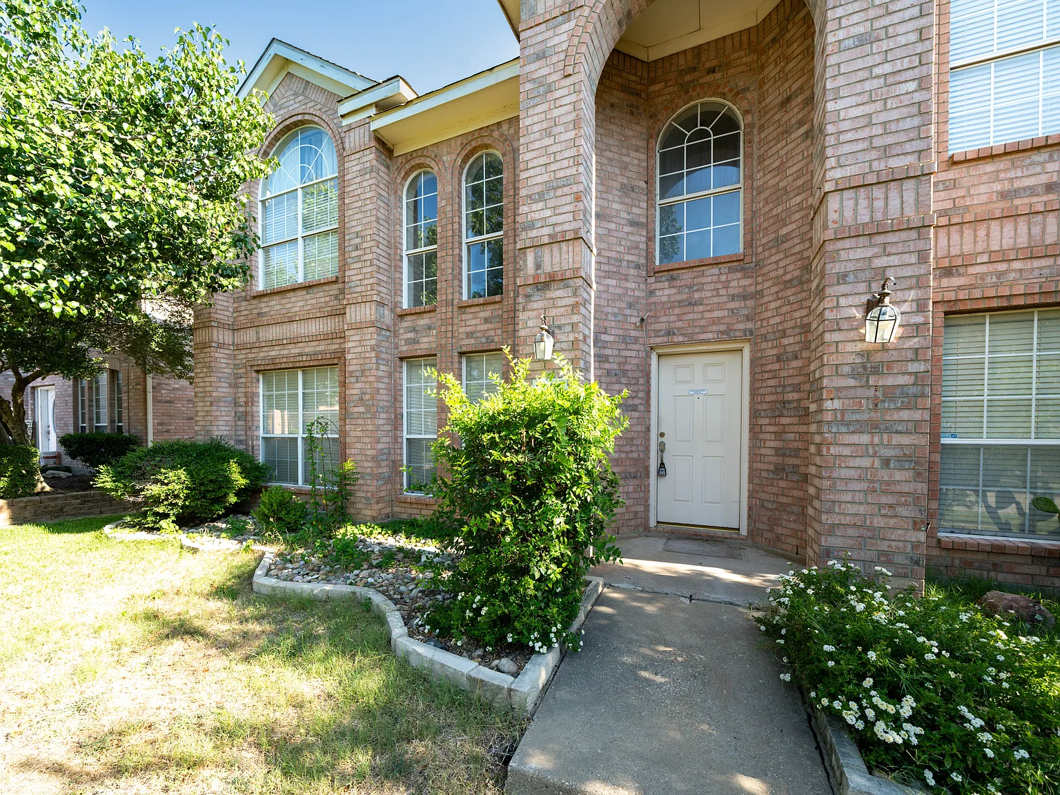 5 bed, 2572 sqft, $2,595 — Photo 2