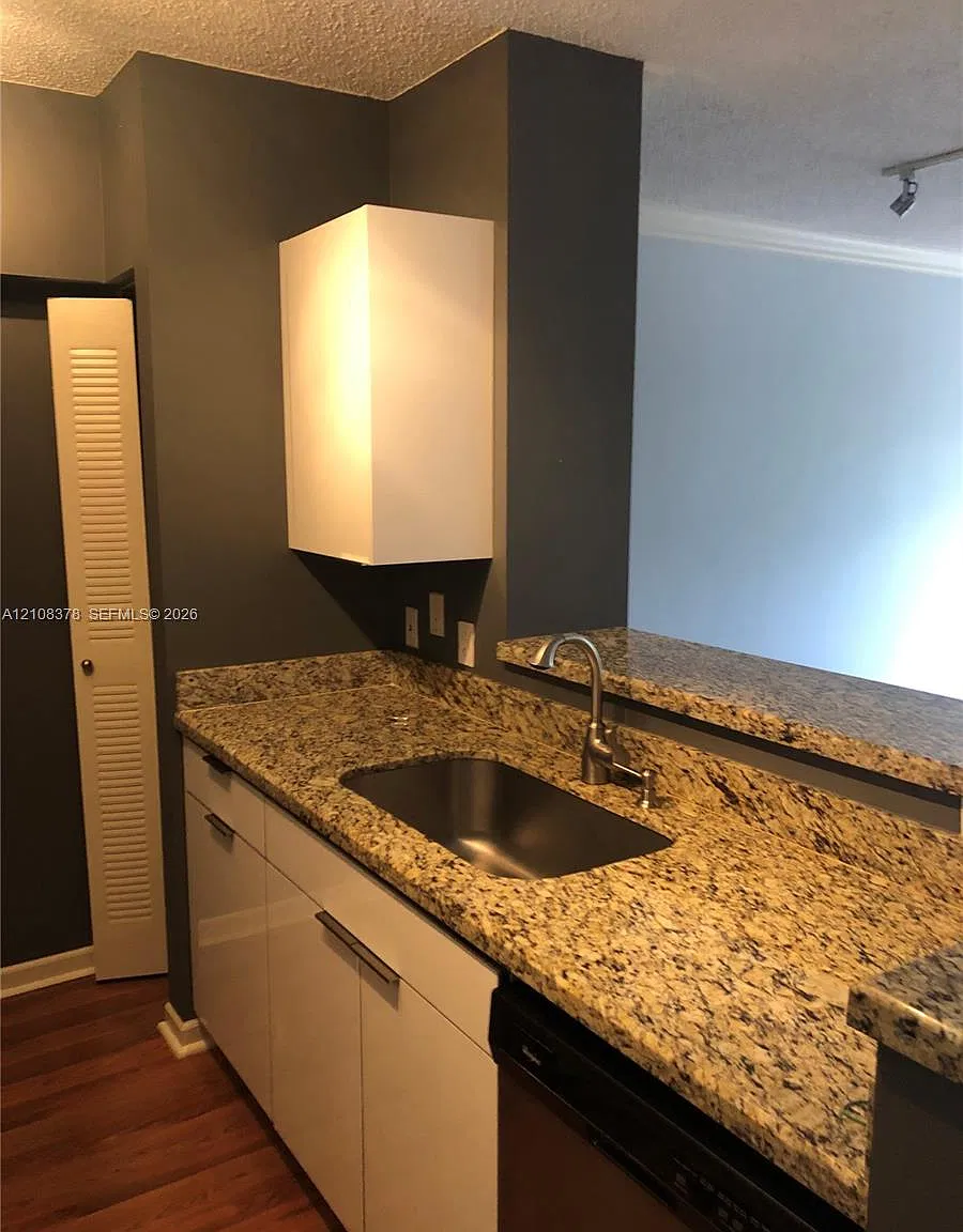 Regent Park Condo — Photo 3