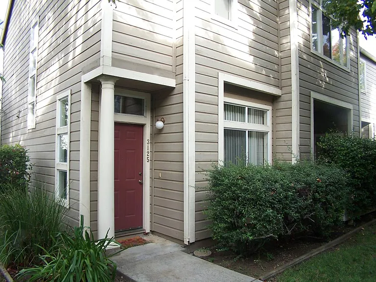 3125 Woods Cir — Photo 2