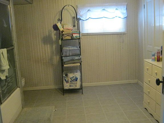 UPSTAIRS BATHROOM