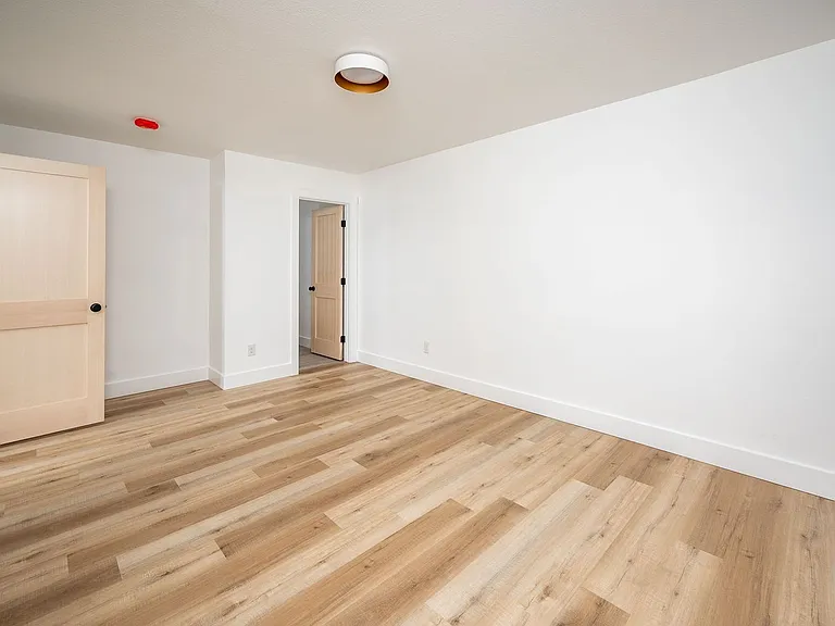 2046 Noble Dr — Photo 14